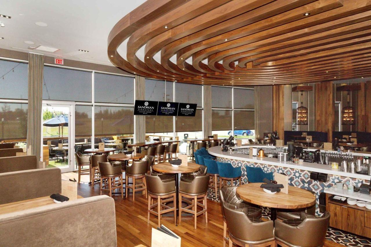 Sandman Signature Calgary Airport Hotel Bagian luar foto