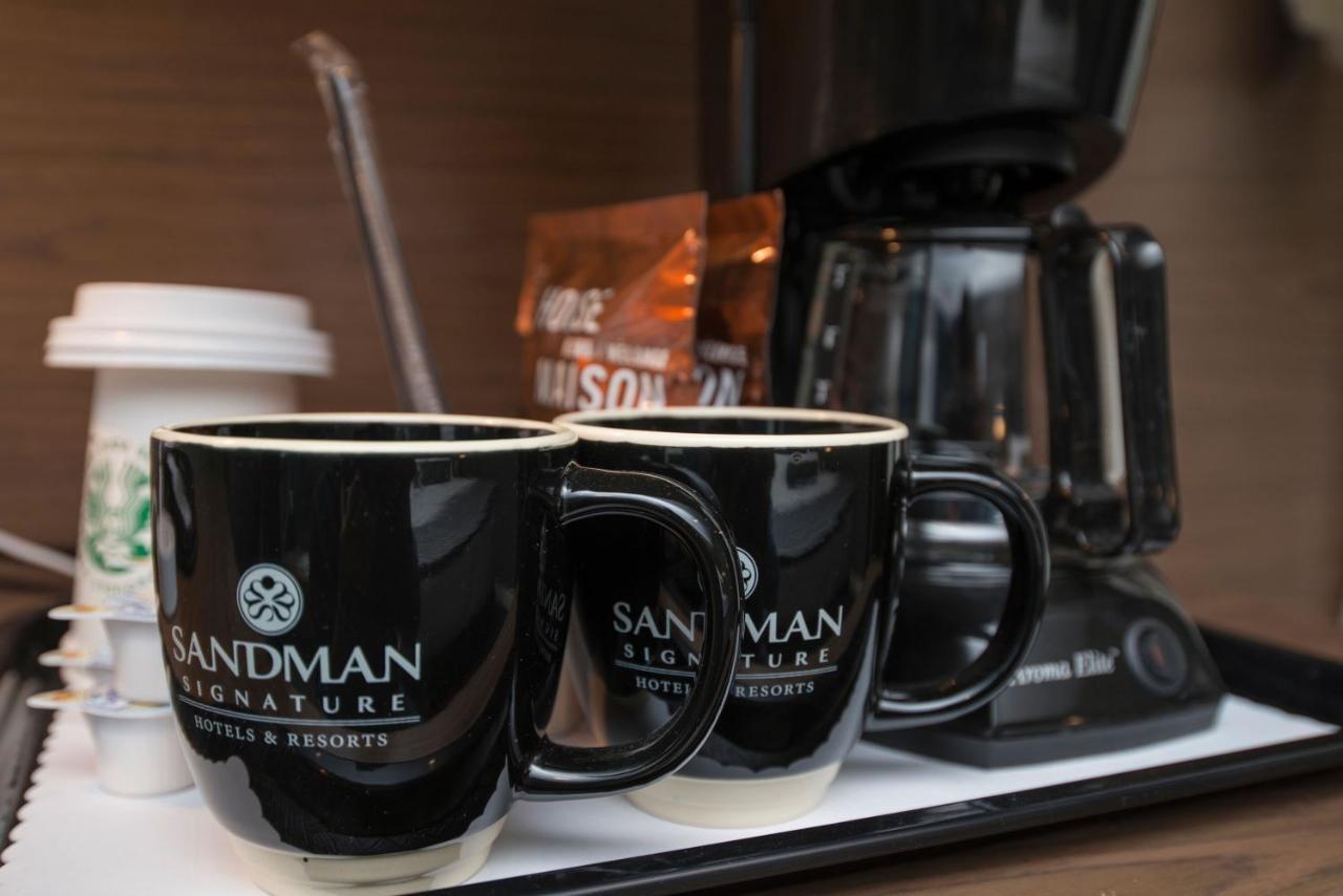 Sandman Signature Calgary Airport Hotel Bagian luar foto