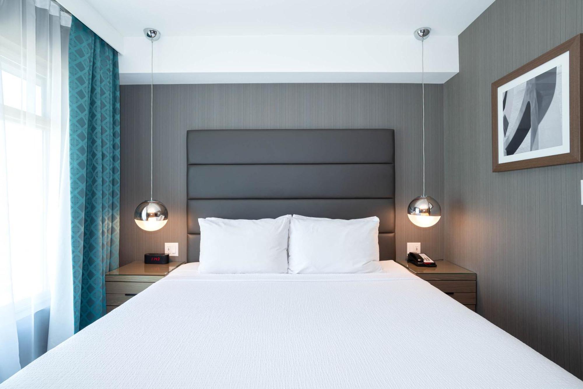 Sandman Signature Calgary Airport Hotel Bagian luar foto