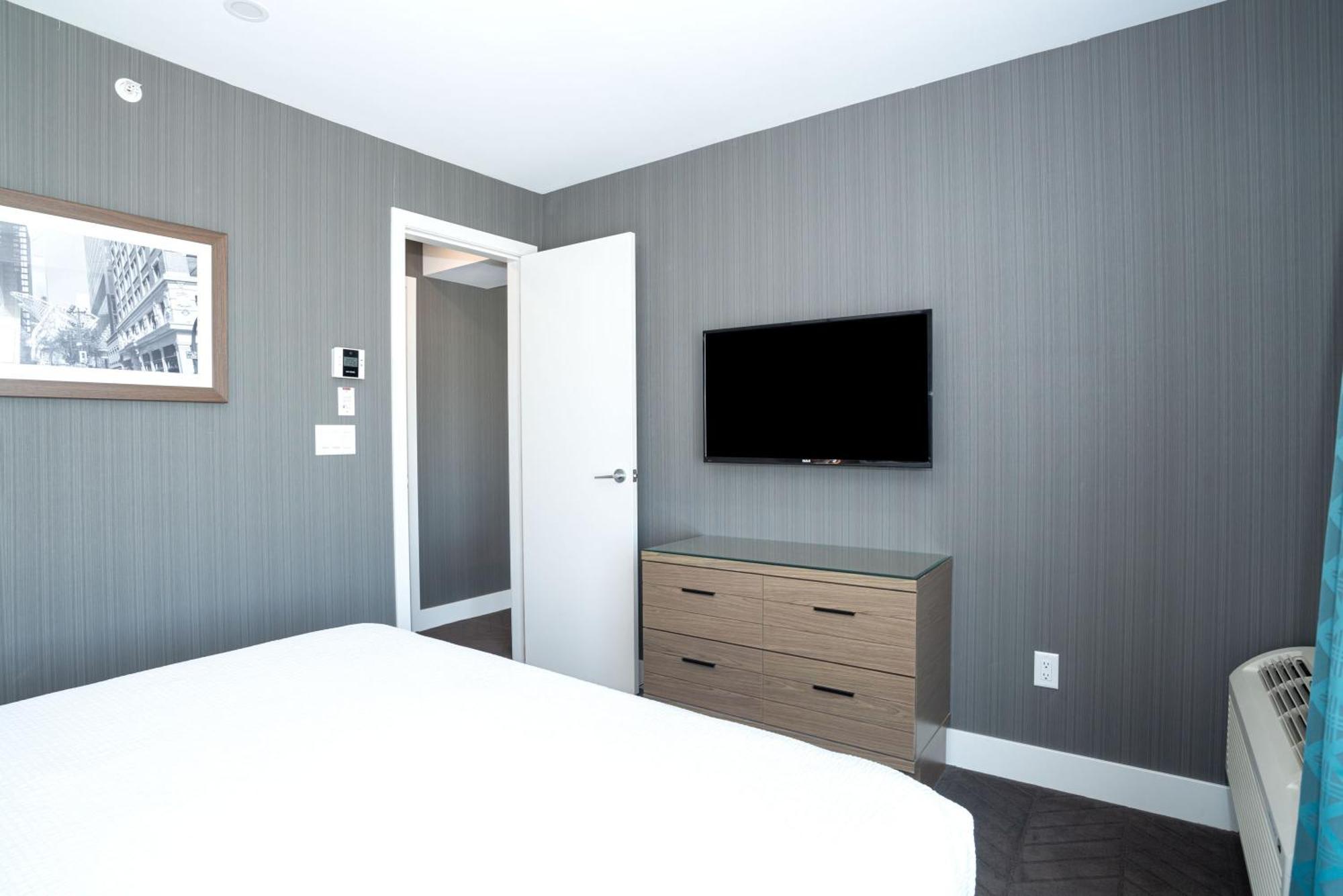 Sandman Signature Calgary Airport Hotel Bagian luar foto