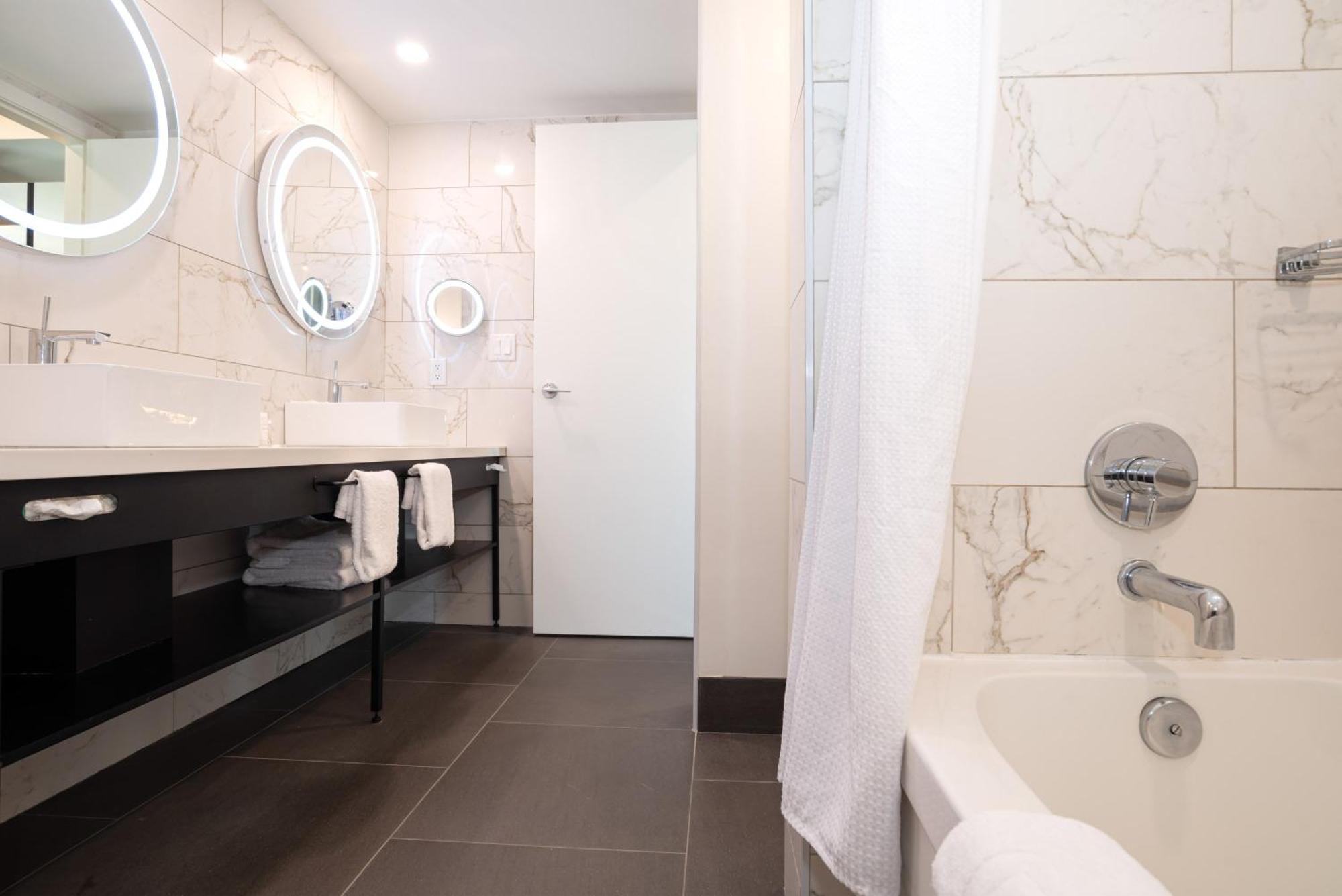 Sandman Signature Calgary Airport Hotel Bagian luar foto
