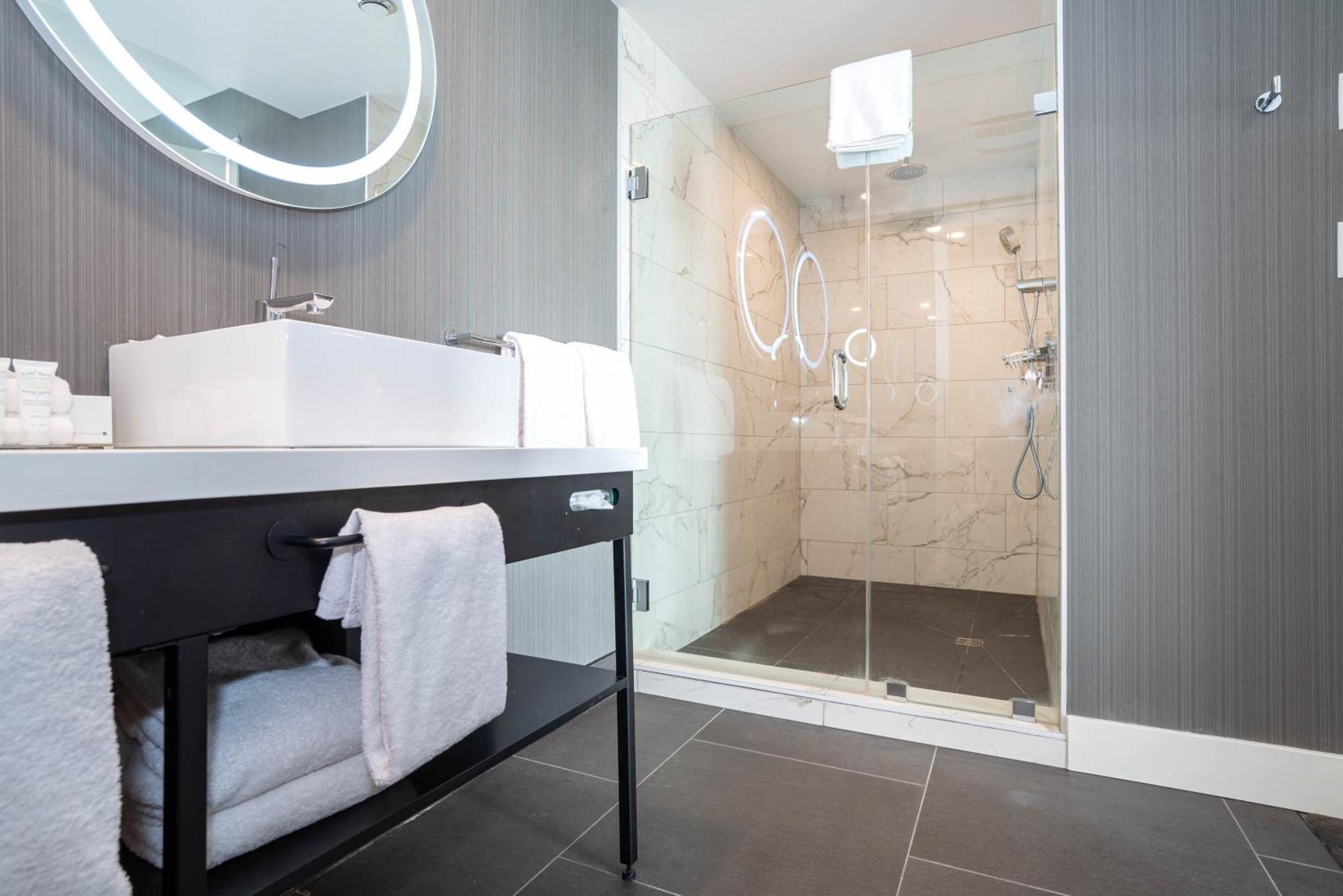 Sandman Signature Calgary Airport Hotel Bagian luar foto