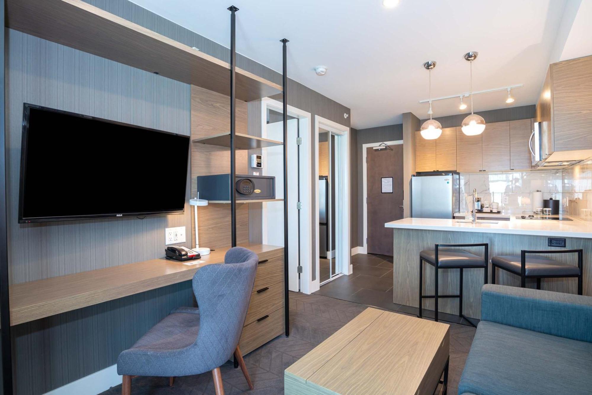 Sandman Signature Calgary Airport Hotel Bagian luar foto