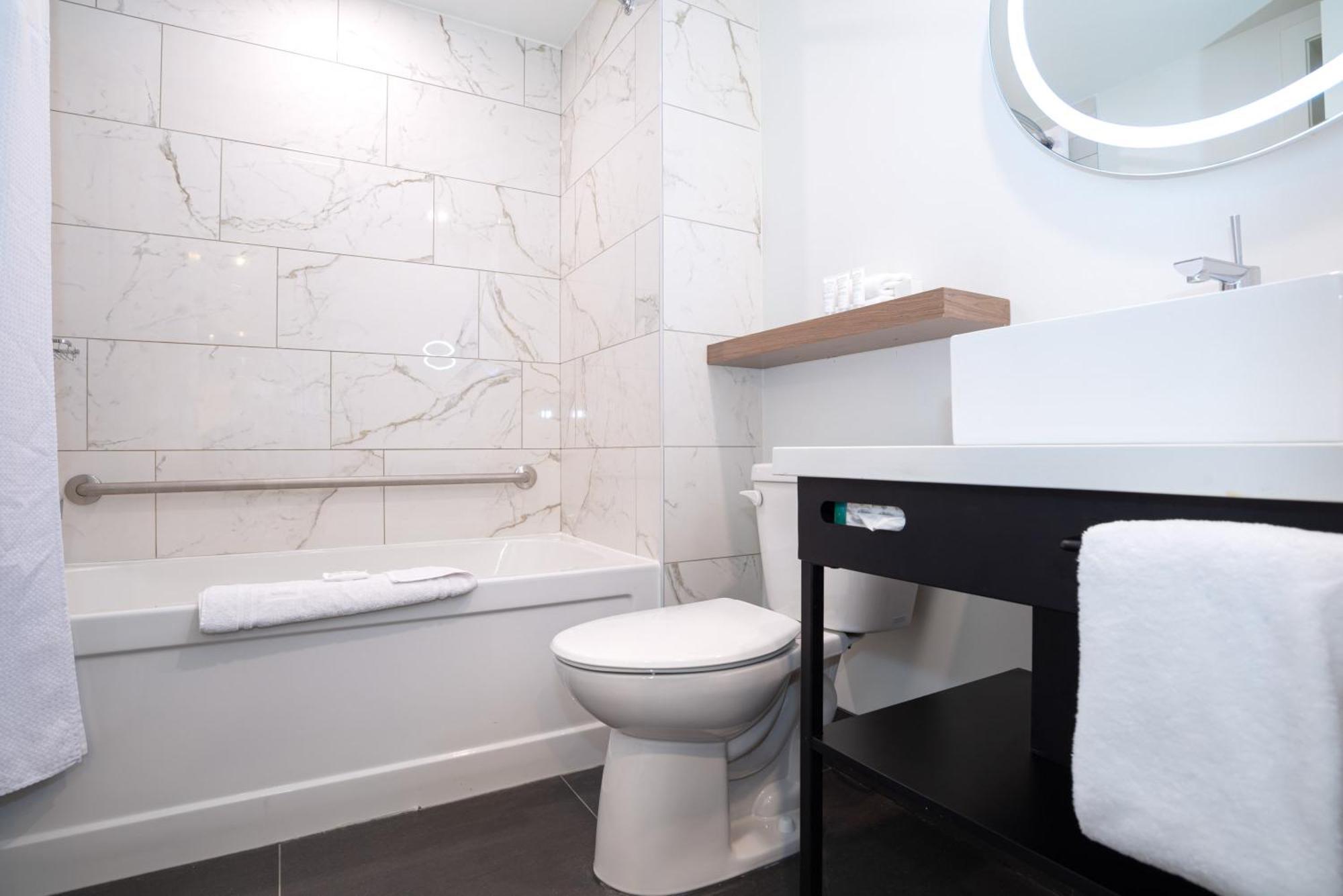 Sandman Signature Calgary Airport Hotel Bagian luar foto