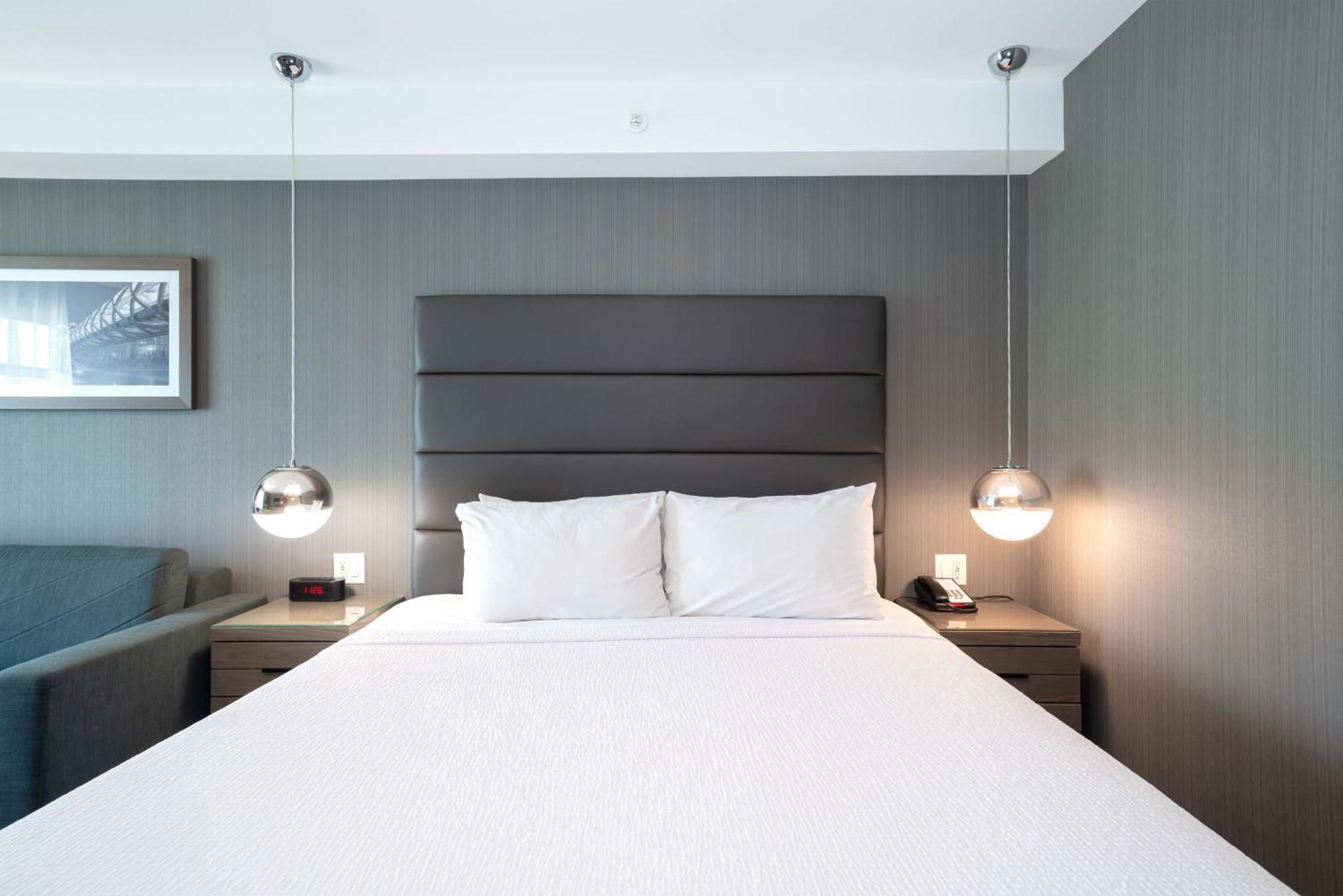 Sandman Signature Calgary Airport Hotel Bagian luar foto