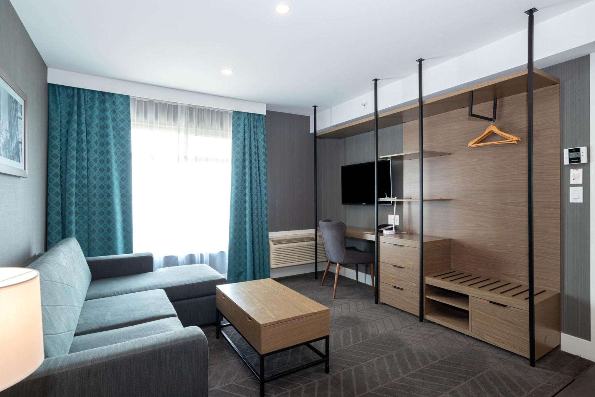 Sandman Signature Calgary Airport Hotel Bagian luar foto