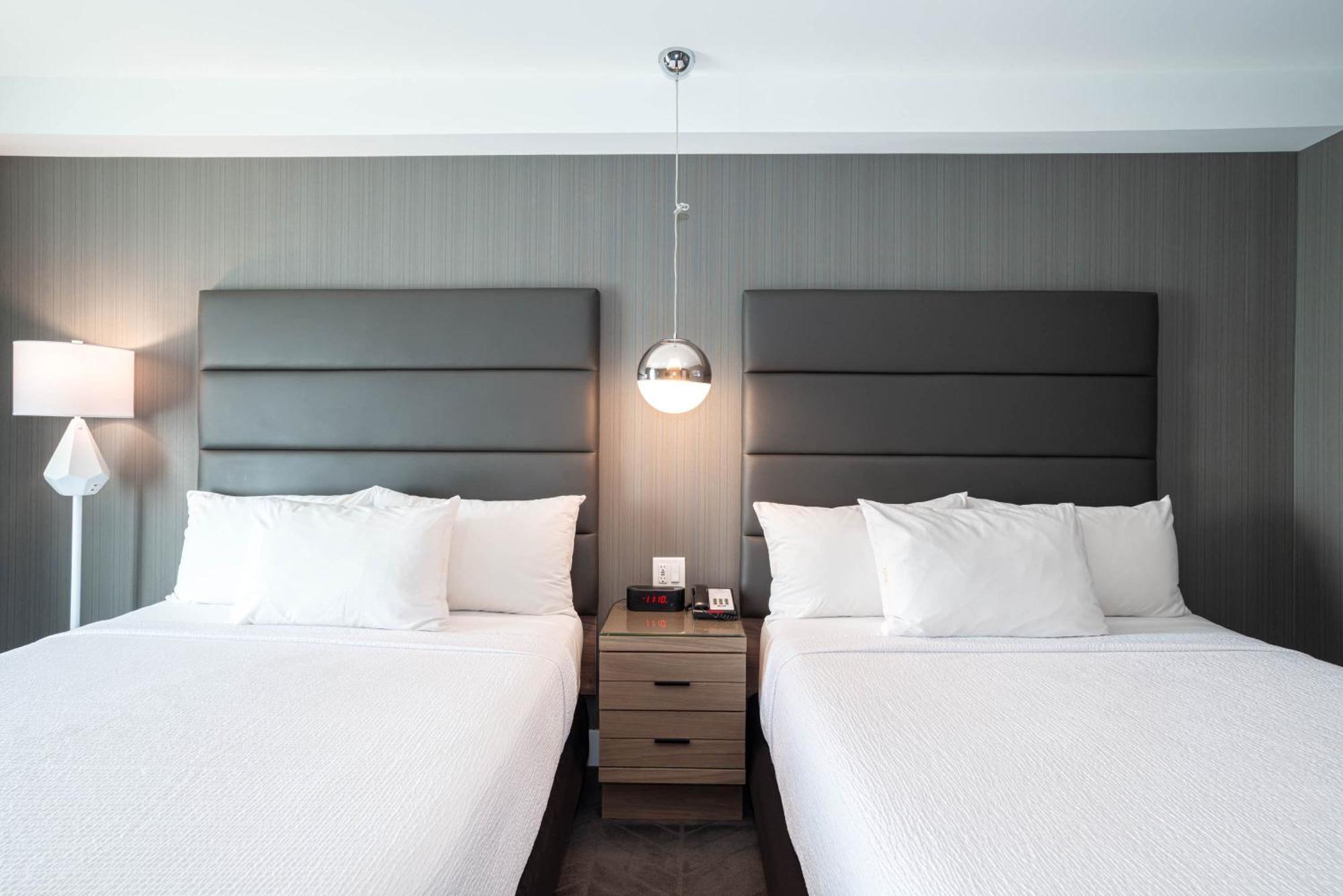 Sandman Signature Calgary Airport Hotel Bagian luar foto