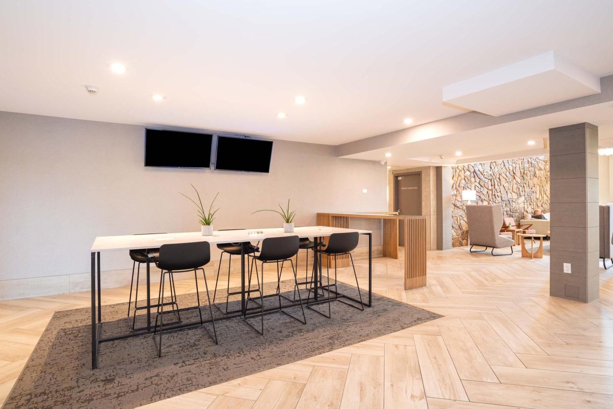 Sandman Signature Calgary Airport Hotel Bagian luar foto